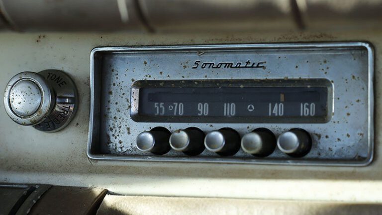 pic of a vintage car radio